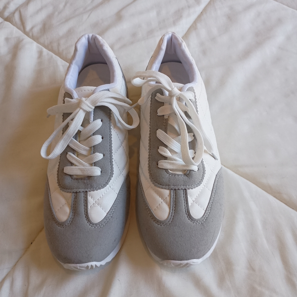 NWT Women's white and gray sneakers Size 8.5 Quilted Fabric‎ Low Profile - Picture 3 of 9